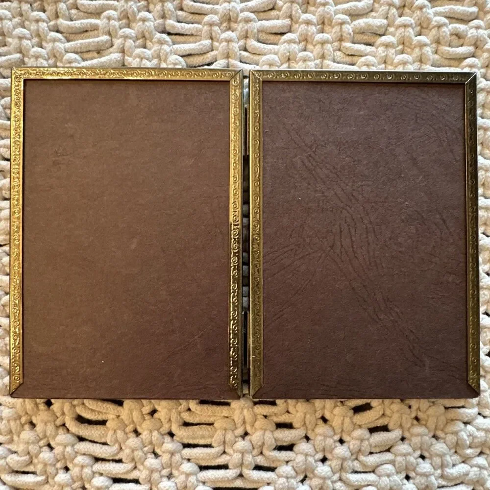 Vintage Gold Metal 3 1/2x5” Photo Frame Bifold Gold Embellished trim on‎ front